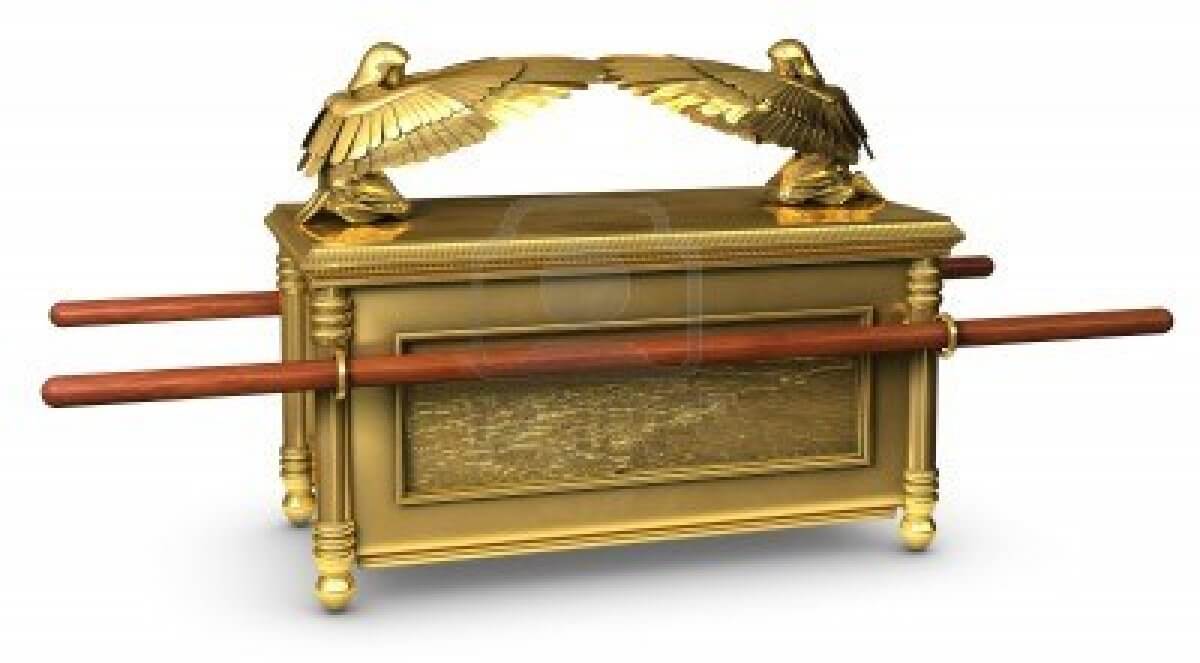 15440323-legendary-ark-of-the-covenant-from-the-bible[1]